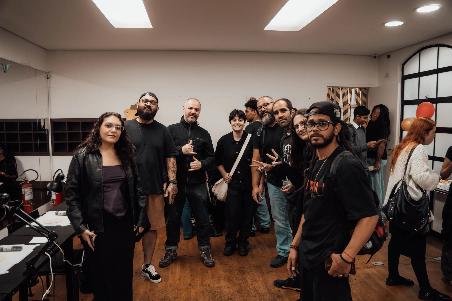 Alunos e professores reunidos na The VOID Tattoo Academy