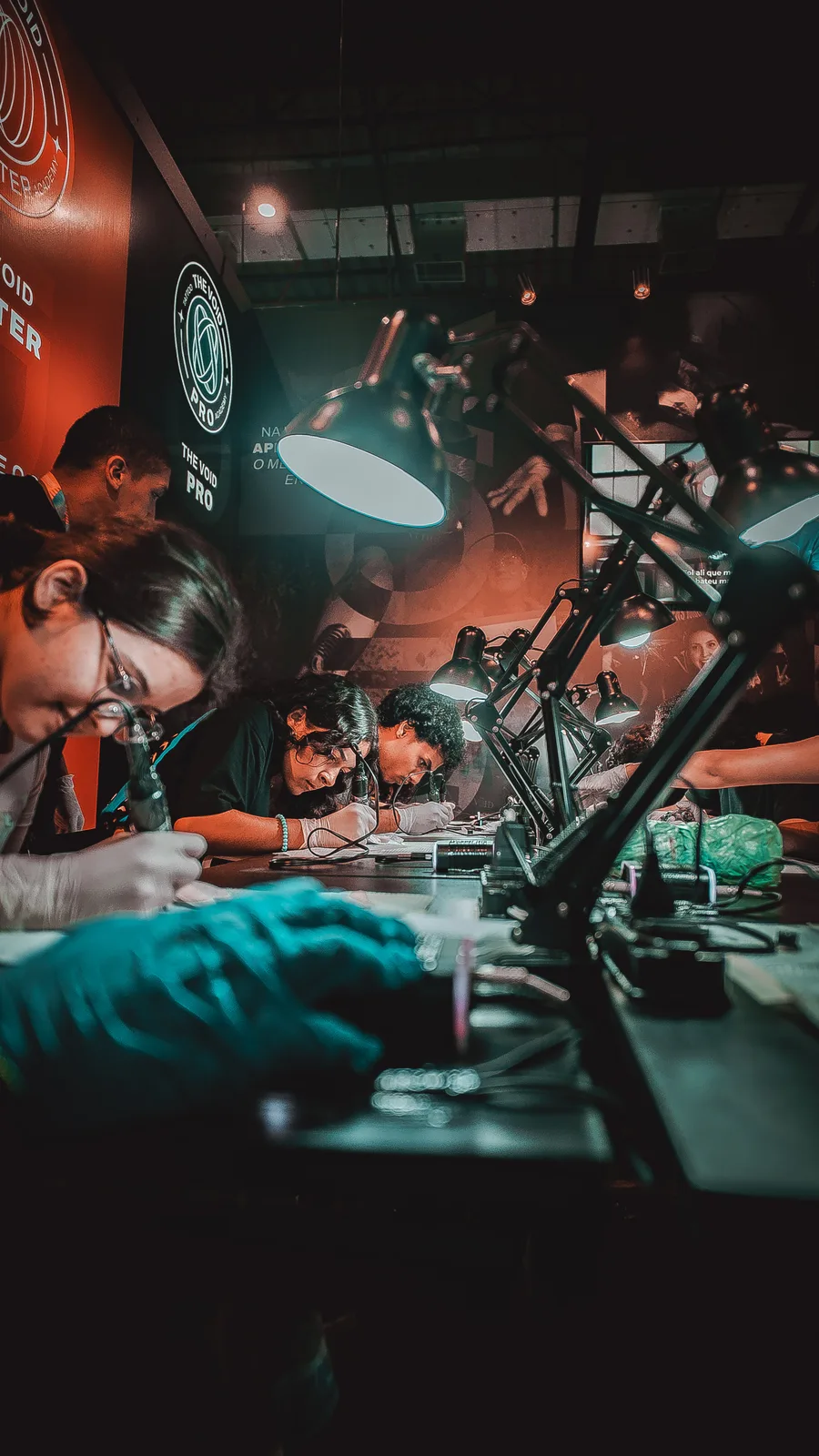 Alunos praticando tatuagem em sala de aula