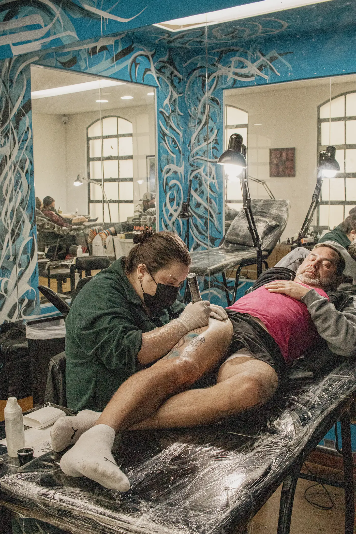 Aluna da The VOID executando uma tatuagem em pele humana
