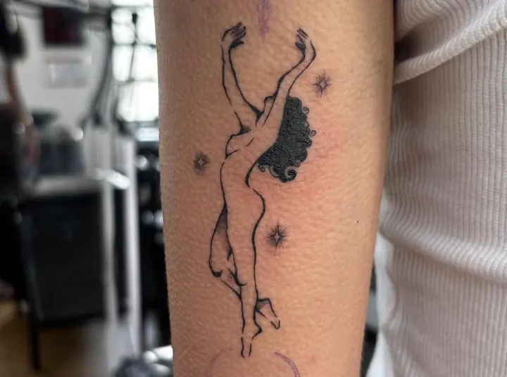 Tatuagem em traço fino feita por aluno do START