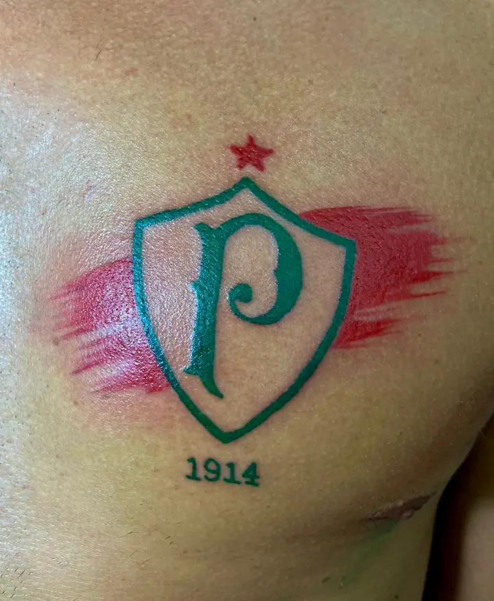 Tatuagem colorida feita por aluno do START