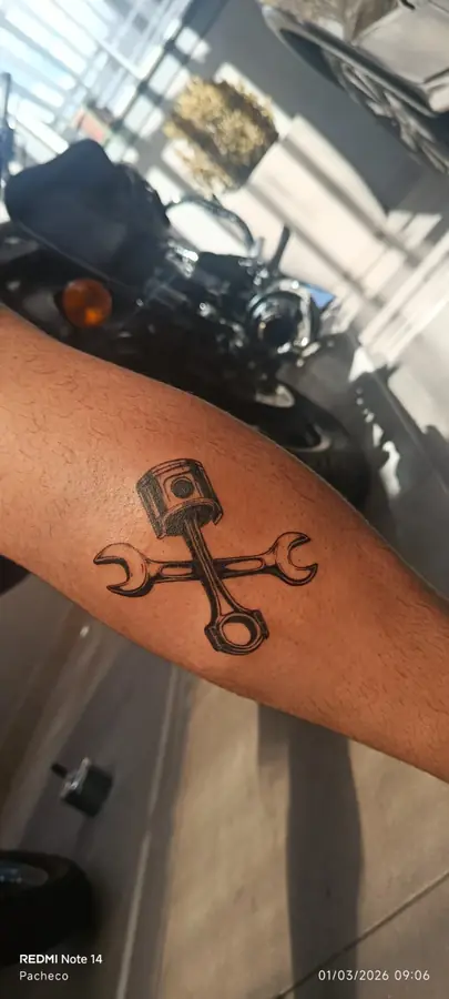 Tatuagem de pistão feita por aluno do START