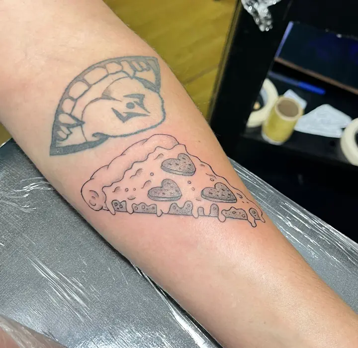 Tatuagem de pizza feita por aluno do START