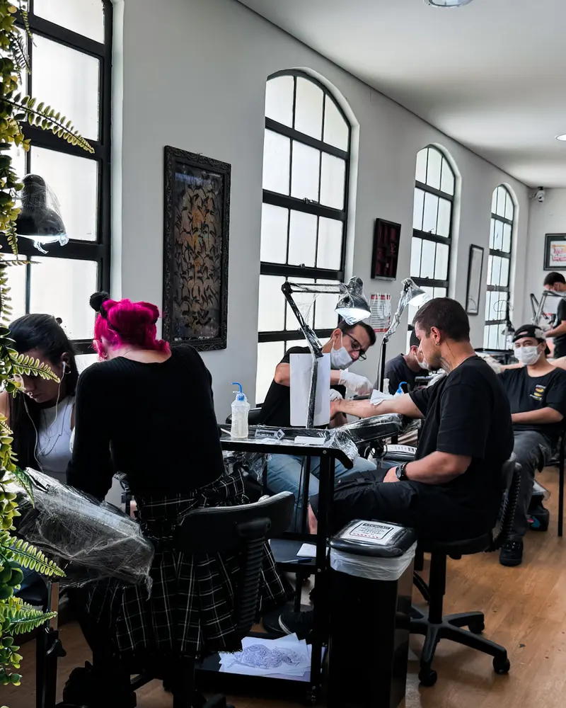Alunos praticando nas bancadas da The VOID