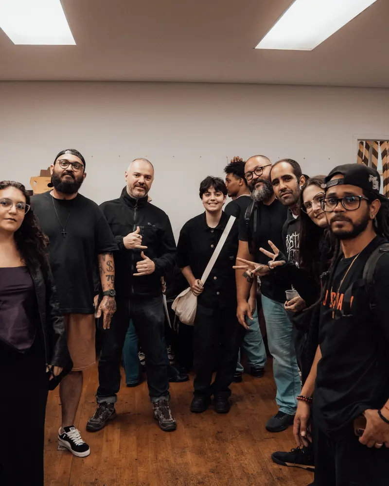 Alunos e professores reunidos na escola The VOID